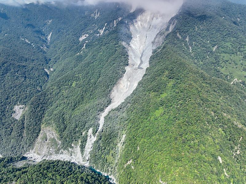 豐坪溪支流土石崩落未堵塞河道。