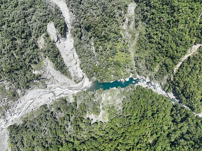 豐坪溪支流土石崩落未堵塞河道。