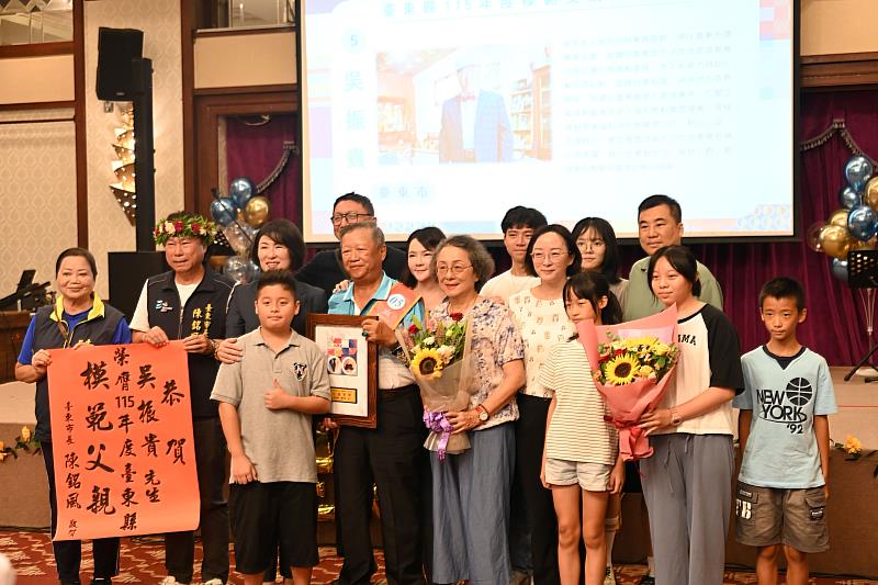 臺東縣表揚36位模範父親,饒慶鈴頒獎感謝各行各業打拚的爸爸。