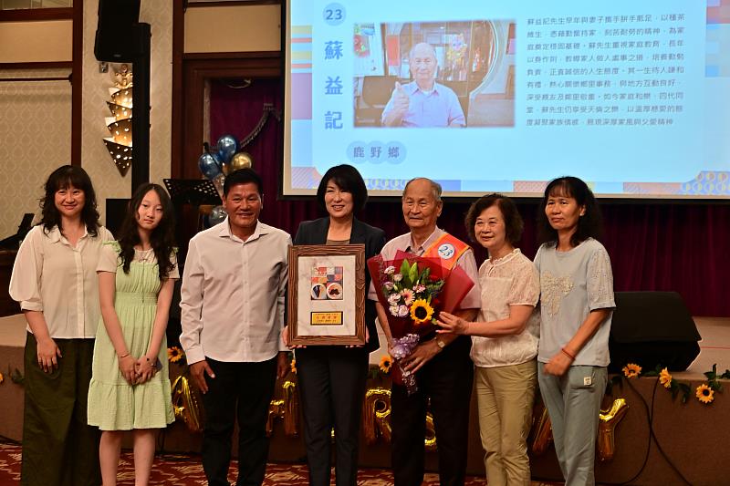 臺東縣表揚36位模範父親,饒慶鈴頒獎感謝各行各業打拚的爸爸。
