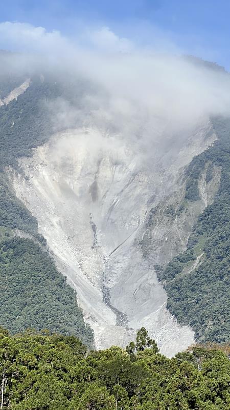 豐坪溪支流土石崩落未堵塞河道。