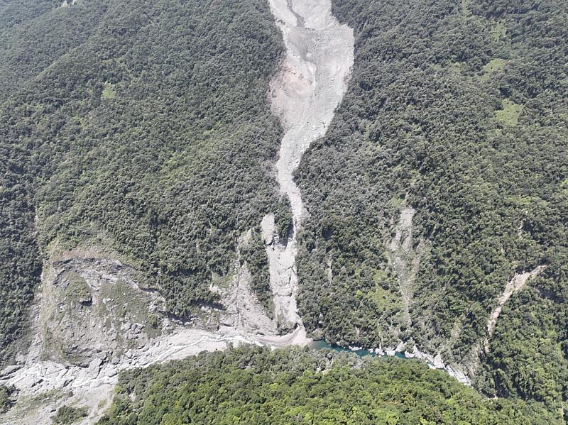 豐坪溪支流土石崩落未堵塞河道。