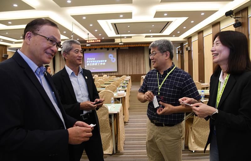 企業代表與健行科大教師交流AI導入需求與改善方向。