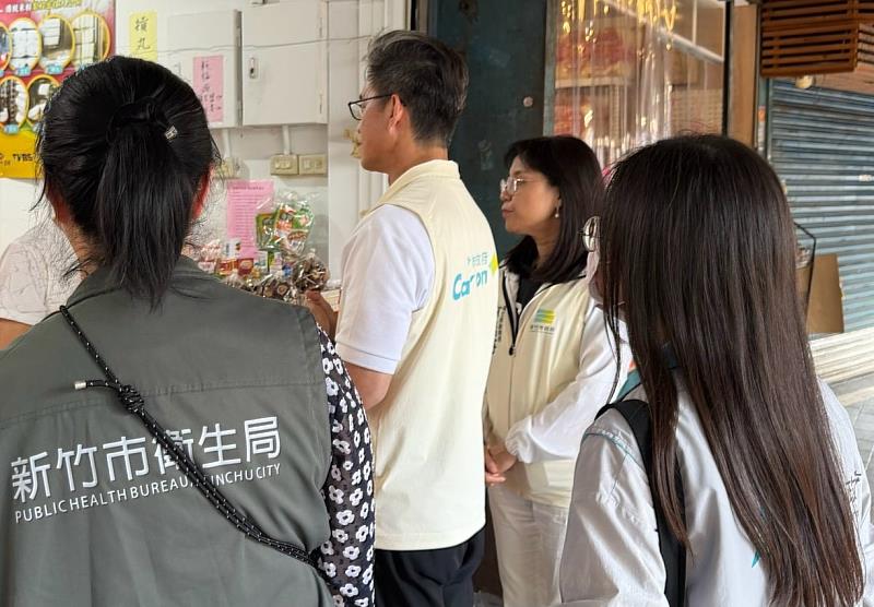 副市長林琨瀚代表市長高虹安,率衛生局及產發處前往新竹市城隍廟周邊店家進行稽查。