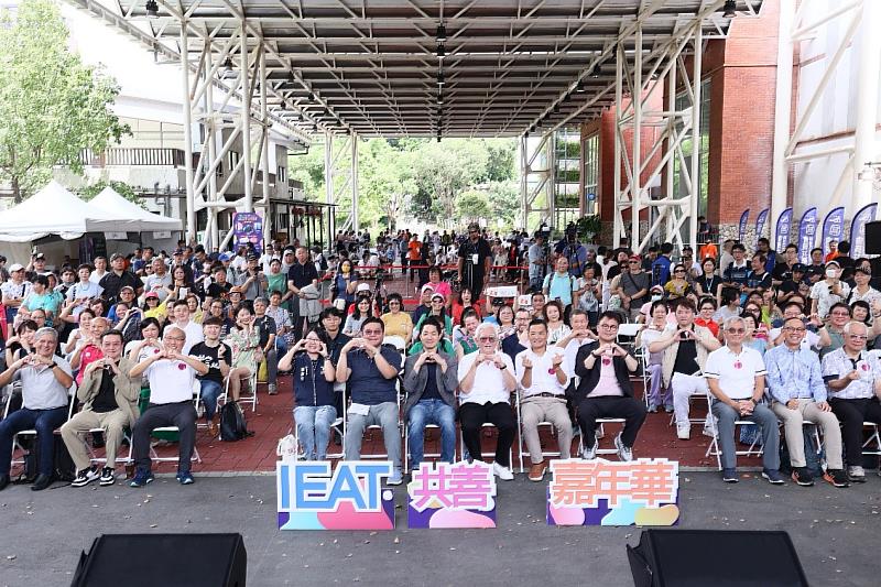 台北市長蔣萬安出席「IEAT 80週年永續共善嘉年華」，與IEAT會員企業及貿易業夥伴共同合影。