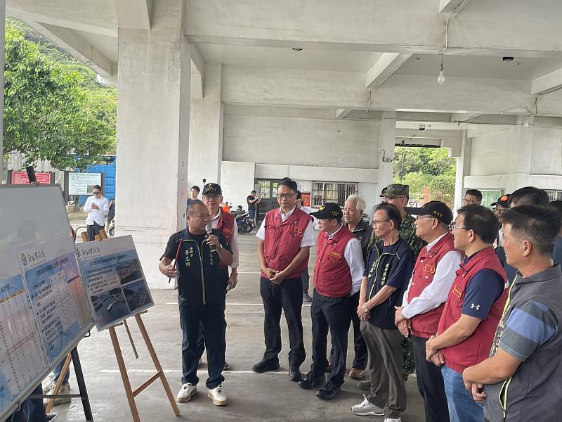 瑞芳區漁會總幹事黃志明向市長報告,針對漁港區防波堤建設,有效降低區內浪高提供穩定性,表達謝意。