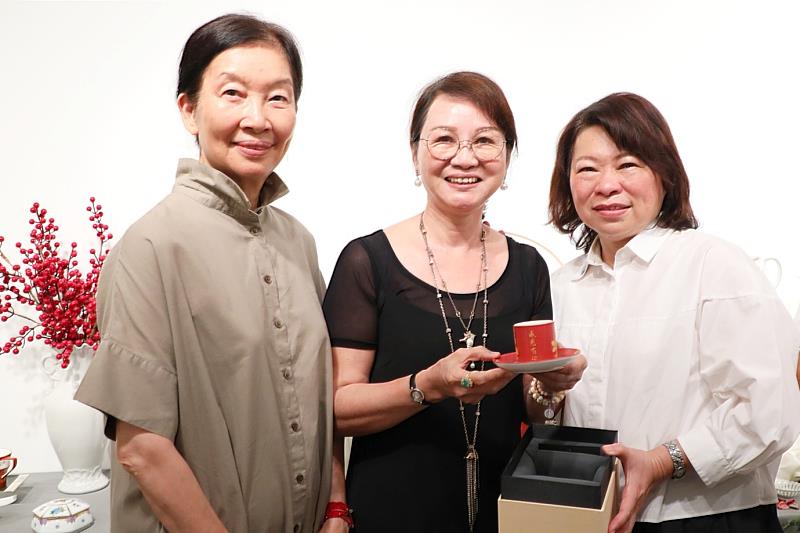 徐瑞芬榮譽理事長（中）及林翠華理事長（左1）致贈黃敏惠市長瓷繪藝品。