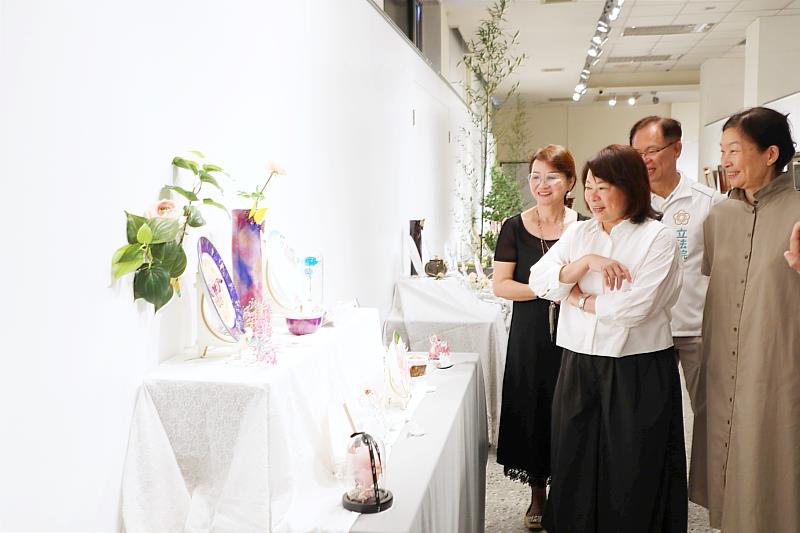 黃敏惠市長於父親節欣賞「瓷上風景：蝶戀花」瓷繪藝術展。