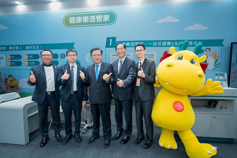 台灣人壽「健康樂活管家」布局康養生態圈，許舒博董事長（左3）、莊中慶總經理（左4）、葉栢宏策略長（左2）分享樂齡新生活。／台灣人壽提供