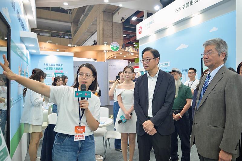 桃園市長張善政聽取台灣人壽廖桂葶部長介紹「健康樂活管家2.0」。／台灣人壽提供