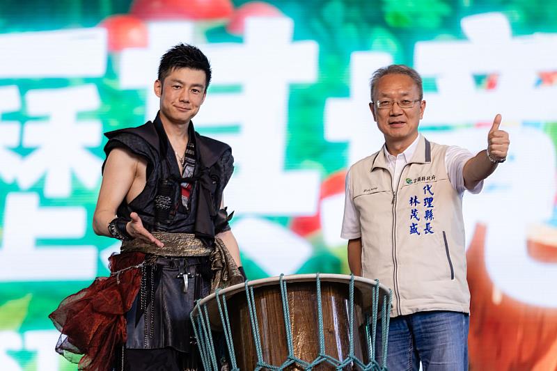 竹內孝志團長贈鼓 林茂盛代理縣長代表接收。