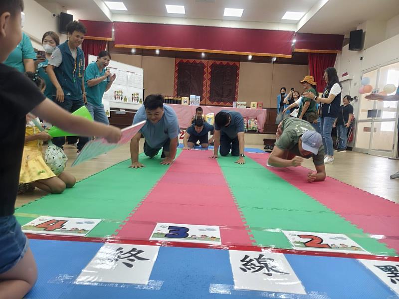臺東「寶寶趴趴Go」爸爸爬行賽趣味十足!串聯早療與家庭資源 陪伴孩子成長