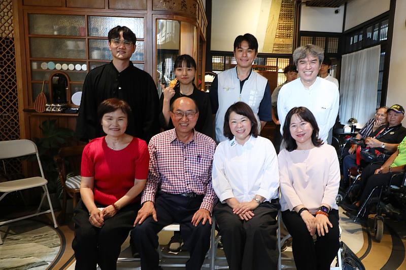 黃敏惠市長與王伯智醫師家族合影。