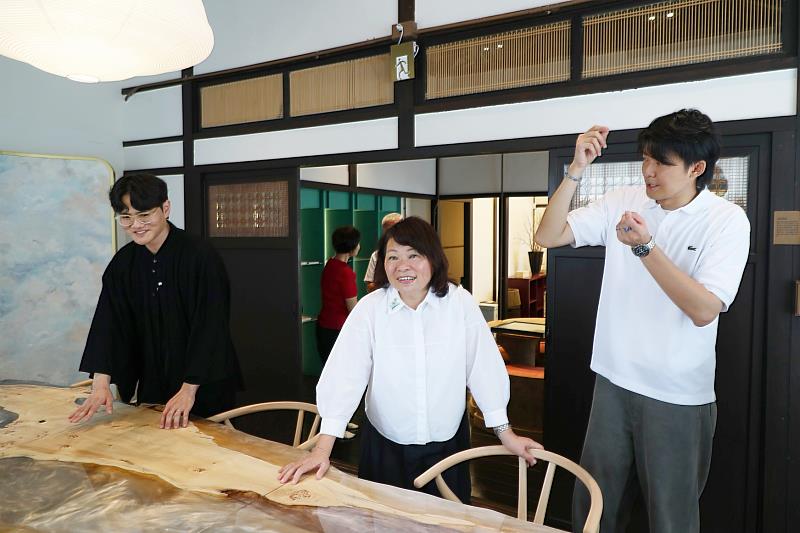 黃敏惠市長參觀「津本喫茶部食堂－黃文醫師故居」。