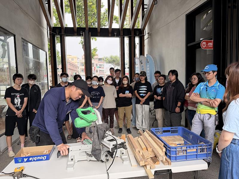 嘉義市青年將廢材製作成家的城市