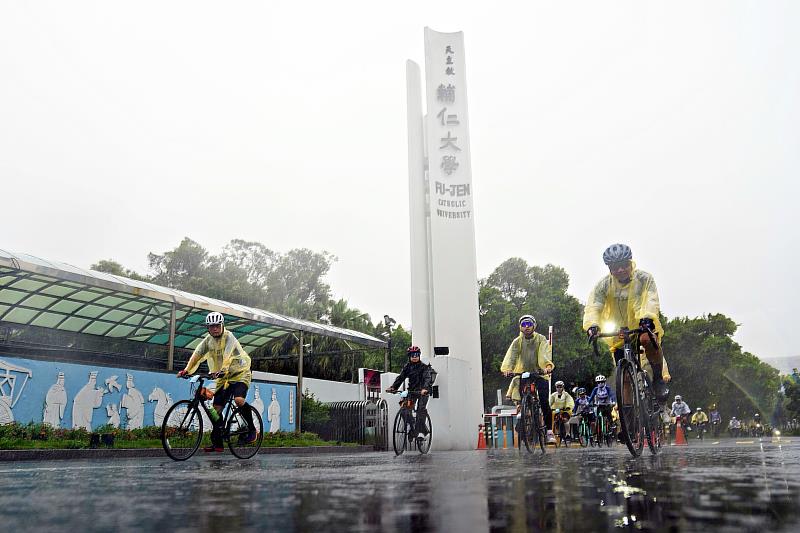 藍易振校長親自率領車隊踏上環台征途