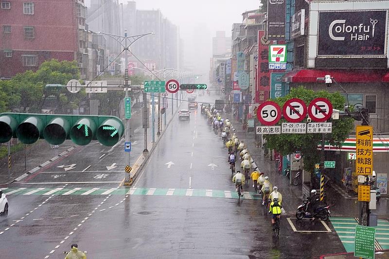 鐵馬車隊雨中騎乘實況