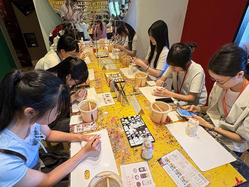 學生體驗彩繪招財貓