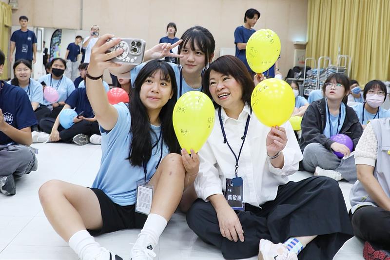 黃敏惠市長在活動上與學子們熱情合影