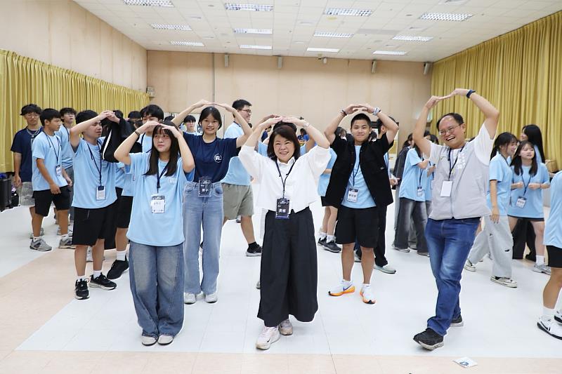 黃敏惠市長與孩子們共同參與破冰遊戲