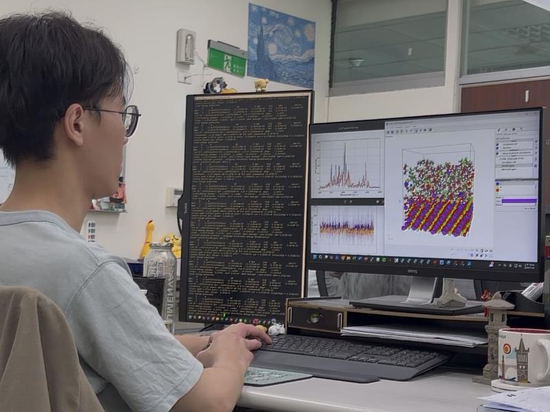 吳亮廷於研究室透過電腦進行材料模擬與數據分析,運用人工智慧結合第一原理熱力學計算,建立鈉離子電池正極材料結構預測模型。