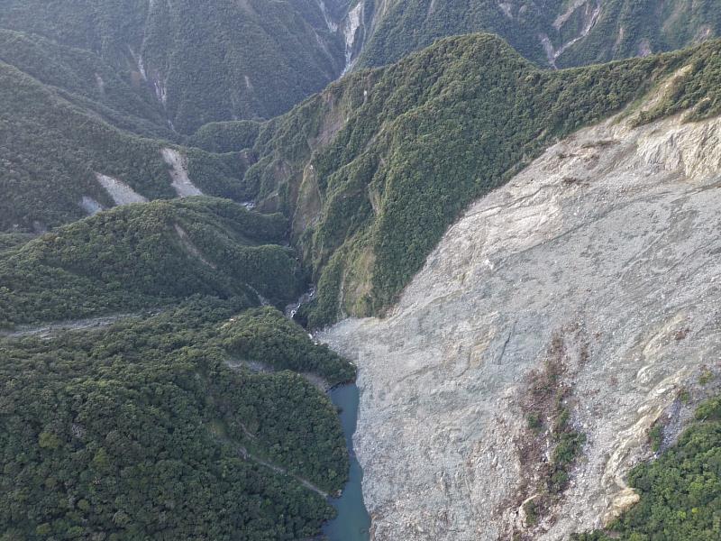 115年8月10日上午5時30至55分，萬里溪堰塞湖空拍。