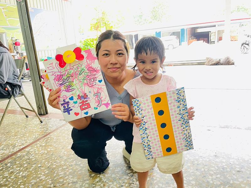親子開心展示手作的父親節卡片,上面寫著「爸爸辛苦了」,傳達對爸爸的感謝。