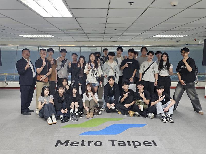 文化大學都計系大一學生走進台北市交通資訊中心,透過專業導覽了解智慧交通系統與城市治理運作。