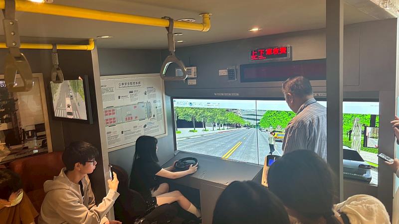 文化大學都計系主任陳維斌帶領學生走進交通治理現場,透過產業參訪連結課堂與實務,並安排模型操作,讓學生深入了解智慧交通運作。