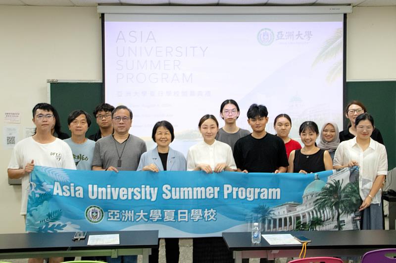 亞洲大學副國際長陳依琪(左6)與Summer Program國際學生合影,開啟三週跨域共學之旅。