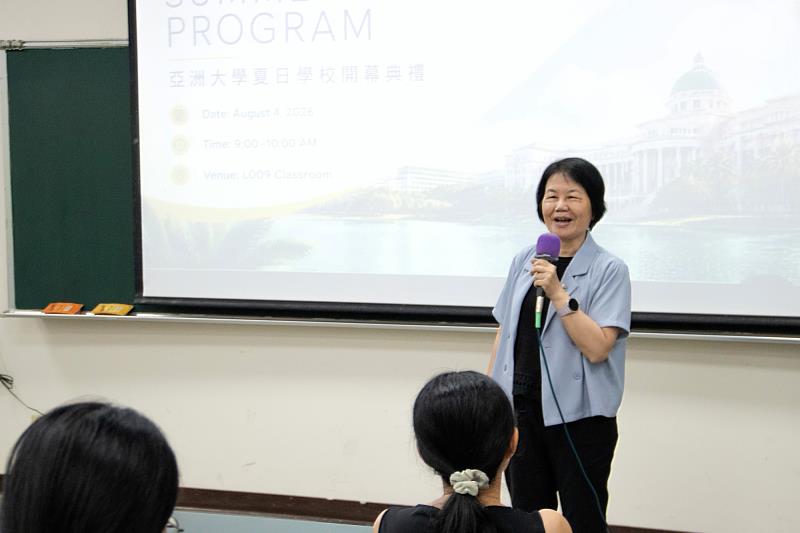 醫學暨健康學院院長胡淑貞於開幕現場致詞歡迎國際生,並介紹本次營隊包含心理健康與消費經濟等跨學科亮點課程。