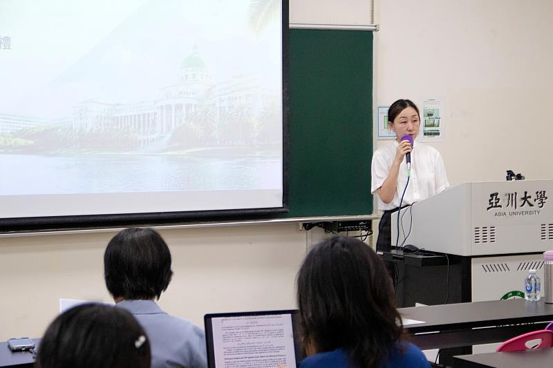 副國際長陳依琪介紹課程與活動規劃,鼓勵學員把握跨文化交流與學習機會。