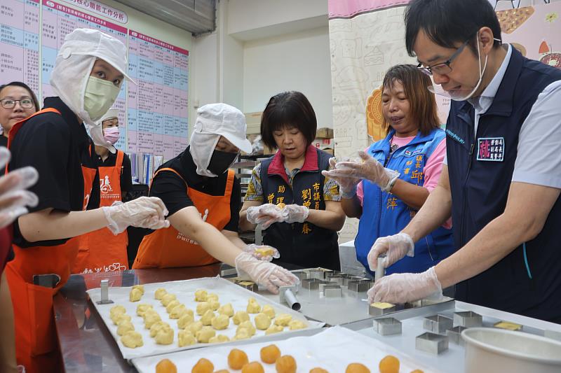 伊甸桃園庇護工場員工小昀帶領貴賓一同體驗鳳凰酥製作，展現扎實的烘焙功夫。