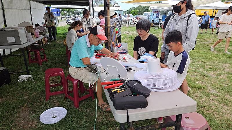 台東減塑生活市集落幕!大人修家電、小孩拆玩具