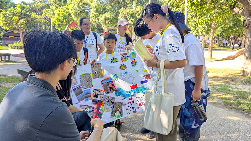 雖然營隊受颱風影響提前結束,但學員仍把握時間走進新竹公園,勇敢向公園裡的叔叔阿姨大膽介紹自己的作品,分享這幾天看見的土地故事。(看見.齊柏林基金會提供)