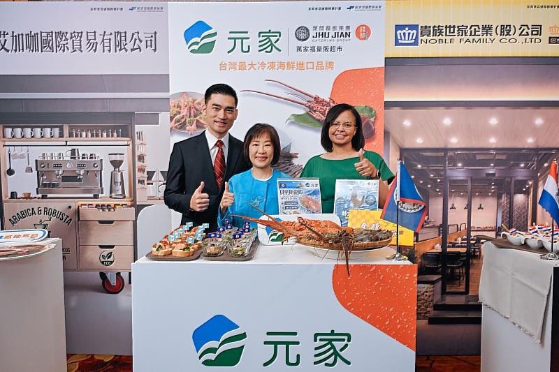 江政務次長、貝里斯大使與業者元家企業合影