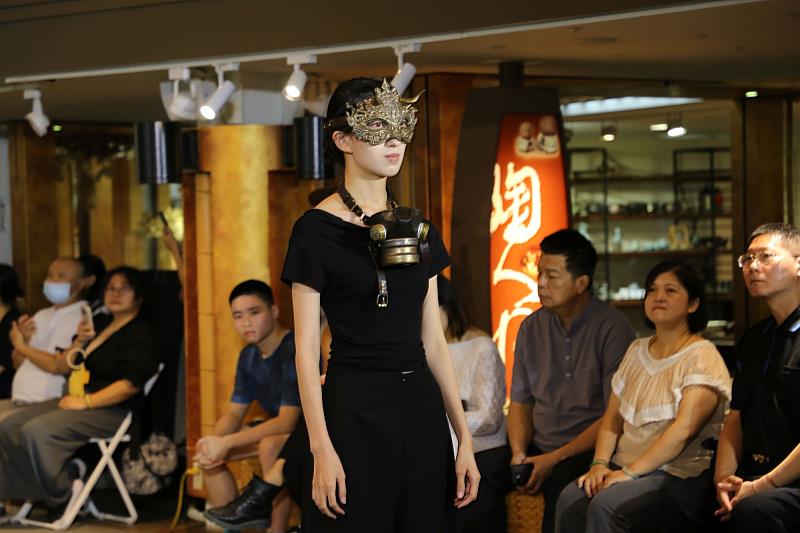 學生穿戴精緻面具與工藝配件走秀,展現傳統技藝與當代時尚融合的獨特魅力。