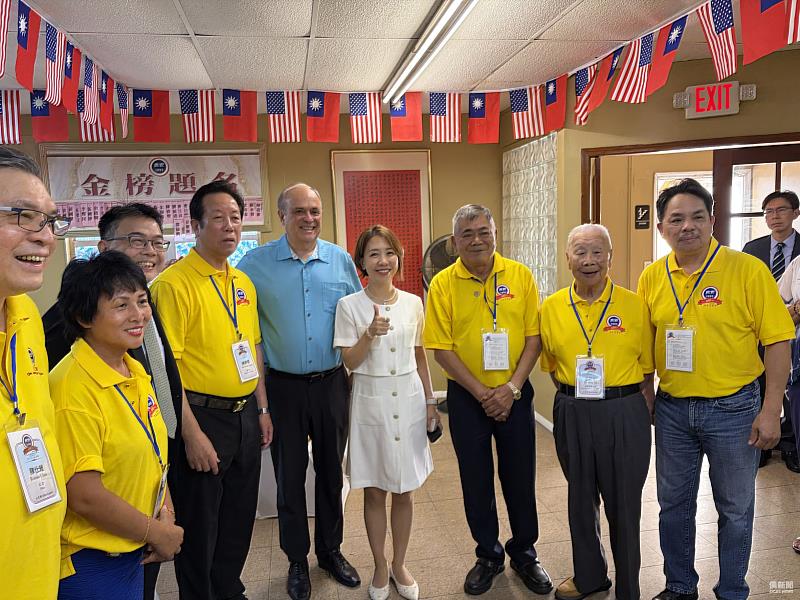 李姸慧與安良工商會美亞美分會前會長吳國練(右1)、鄧詠嫻(左2)等人合影