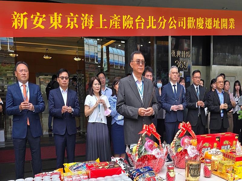 新安東京海上產險台北分公司歡慶遷址開業 總經理ˍ王文龍(前排)帶領高階主管及貴賓共同參與
