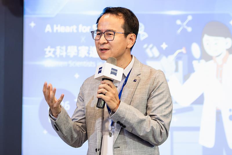 蔡司台灣總經理蔡慧開場致詞時,以「你是否問過為什麼天空是藍色的?」等生活提問,鼓勵在場女高中生保持追根究柢的探索精神。