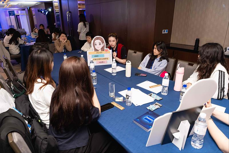 活動最後安排分組對談環節,讓蔡司多位女性同仁及工程師輪流與學子們親切對話,分享外商實作學習經驗與溝通軟實力,鼓勵女高中生勇敢定義自己、不自我設限。