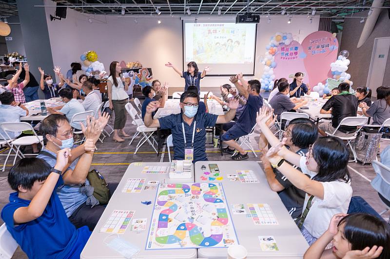 親子、祖孫圍坐在一起體驗桌遊,現場交談聲與笑聲不斷