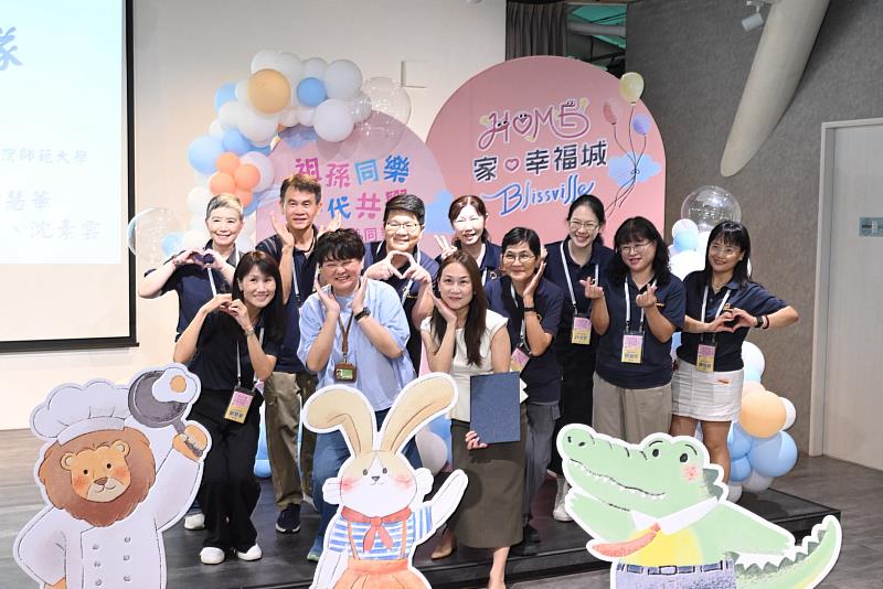 教育局副局長劉靜文與研發團隊合影