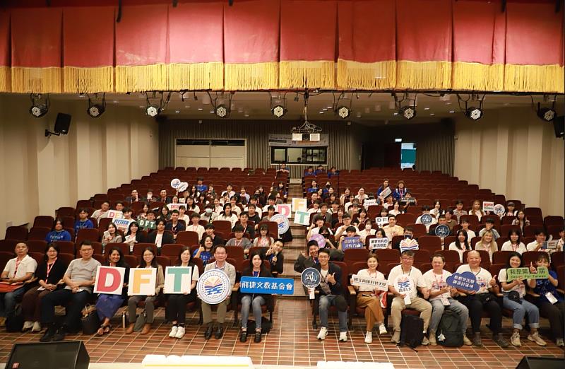 圖說:高科大攜手飛捷文教辦理第十一屆 DFT Impact Now!活動。高科大吳忠信校長(左七)及飛捷文教基金會林逸芝董事長(左八)與全體與會師生大合影