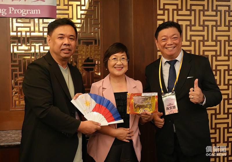 菲律賓黎牙實備嘉南學校校長孫文雄（右）與菲律賓晨光中學校長黃思華（左）致贈禮品予徐佳青（中）。