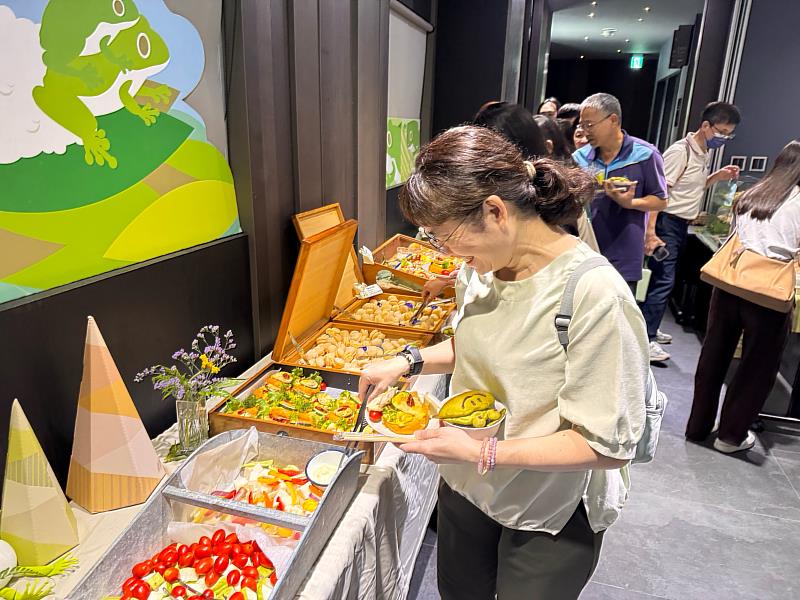 企業、餐飲旅宿、學校等各界代表品嚐農友努力的成果。