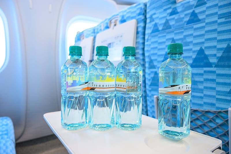 台塩海洋鹼性離子水N700ST限定新裝已於高鐵及各零售通路陸續開賣,以甘甜順口的好水陪伴旅客日常與旅途,共迎新世代列車抵台。