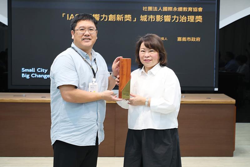 企劃處長曾江評轉呈獎項予黃敏惠市長。