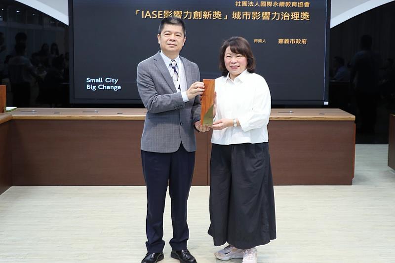 警察局長陳明志轉呈獎項予黃敏惠市長。
