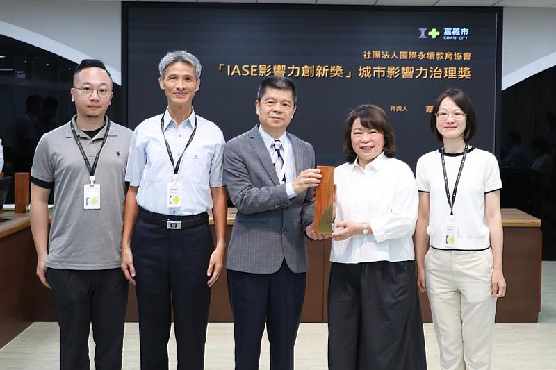 市府警察局團隊轉呈獎項予黃敏惠市長。